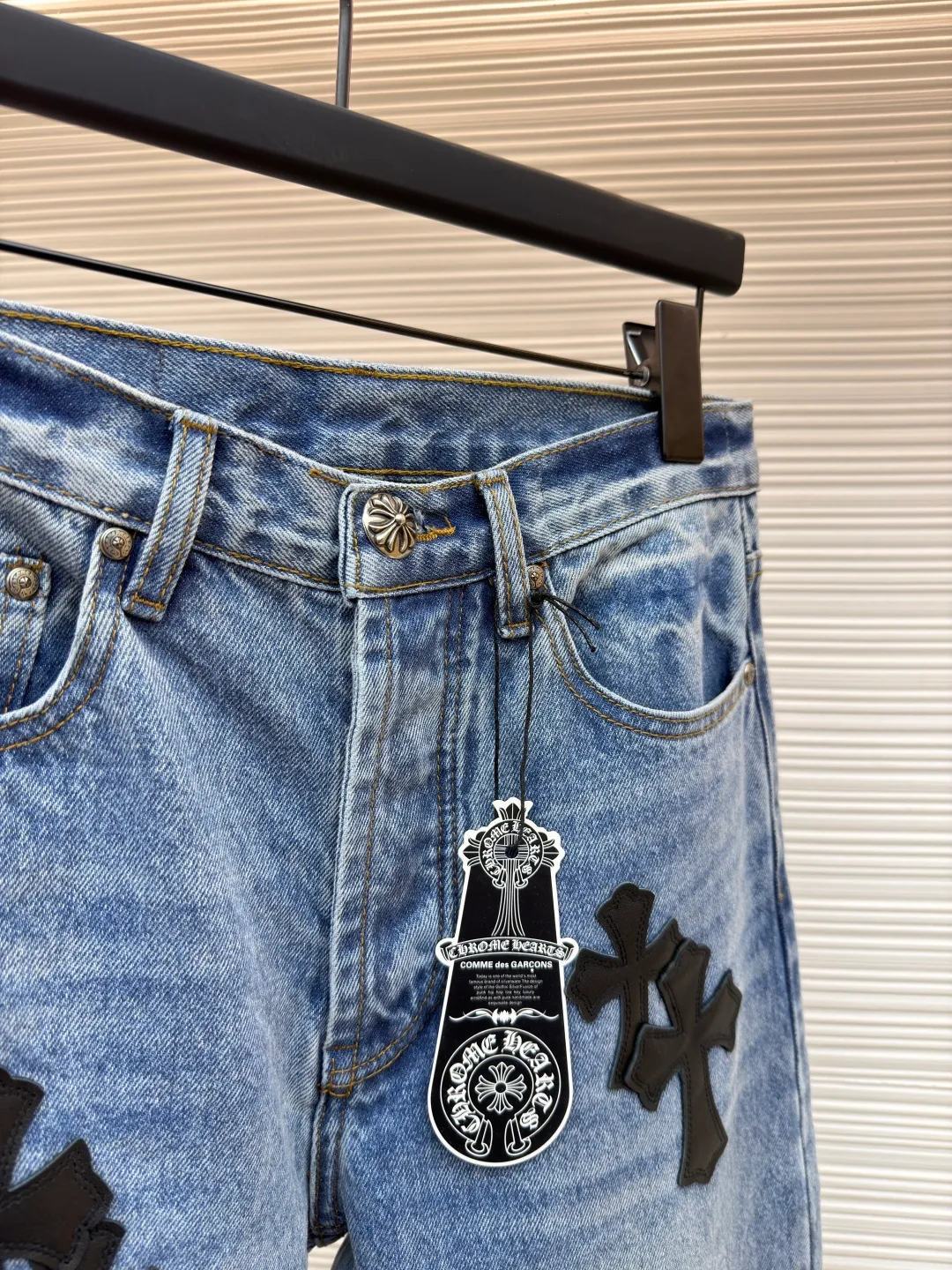 Chrome Hearts Cross Logo Jeans ●Item No.: 1682328-C10 ●Material: denim fabric ●Technology: Made with crinkled whiskering technology ●Color: blue ●Type: Fitted version ●Weight: about 775 grams ●Size: 28-30-32-34 ●Description: Customized textured dark bamboo rhyme cotton denim, fine texture, comfortable and close to the skin, matte indigo, a denim poem dyed with time The black cowhide cross patch is used as the anchor point. Every inch of touch hides untamed wildness. The right-angled outline of the cross expresses rebellion, forming a chaotic scene. The kraft paper and pocket logo iron plate on the rear waistband sway slightly with the swing of the body, adding a sense of movement and vitality. It interprets the perfect blend of retro and luxury. To make the pants an attitude statement when worn on the body, first customize 1:1 original denim material to stir-fry snowballs and stir-fry salt with a special corresponding solution. Add a certain amount of dye, soak the denim material in it to absorb the solvent, then scrub it and dry it to further fade and oxygenate. Use fried sand hand-rubbing technology to cause natural fading and wear on the surface of the denim material by processing it on a sand frying machine. Then, use special tools to physically damage the surface of the jeans by hand, maintaining the original texture and details while increasing its uniqueness. The rubbing and wrinkling whisker technology is combined with the gun-painted whisker technique. Manual rubbing is given first in specific areas to achieve a natural wrinkle effect. Then specific tools are used to draw the texture of the whisker shape. The visual effect is full, and the hole is made using the rotten edge hanging technology. The natural rotten edge effect is achieved by physical abrasion on the edge. Through the combination of high-temperature steam and sandpaper, the fiber hairiness and color difference are removed, giving the jeans a unique hole and wear effect. The overall wiring is straight and delicate, the fabric is comfortable and soft, and the color is consistent without color difference. It can be matched with the same style to create a fashionable look and control various occasions. Customized accessories, complete with three standards, same style for men and women!